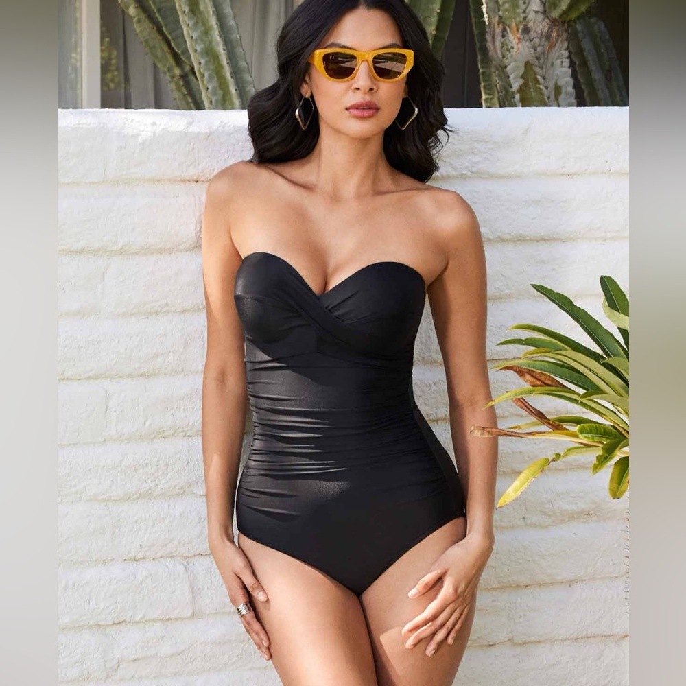 MIRACLESUIT 🖤 Black Strapless One-Piece Ruched Swimsuit Tummy Control Swimming